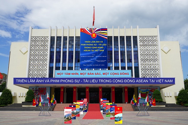 Triển lãm Cộng đồng ASEAN hướng tới kỷ niệm 1 năm thành lập Cộng đồng. (10/8/2016)